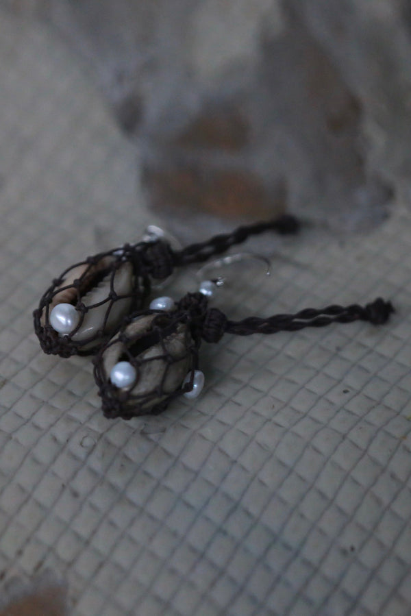 Peng Tai 24 Autumn and Winter Linen Wrapped Natural Pearl Earrings Series PT-PTW24F04-3-JIUHONG-F Burgundy